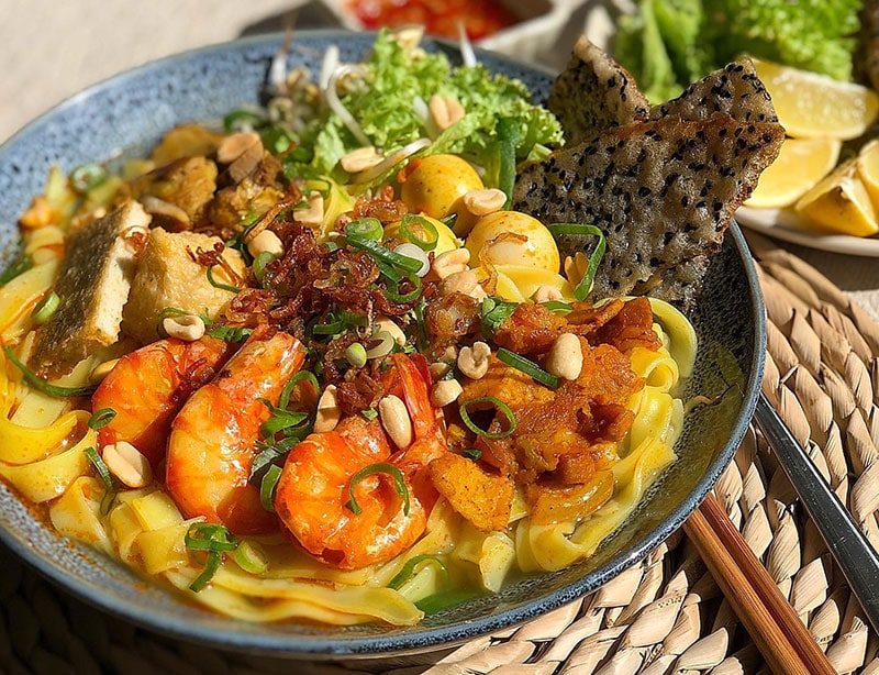 vietnamese food: mi quang